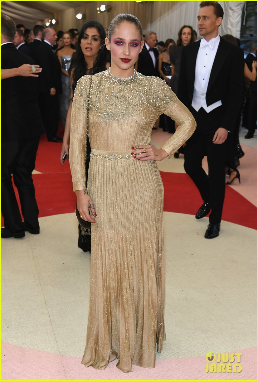 allison-williams-jemima-kirke-2016-met-gala-04