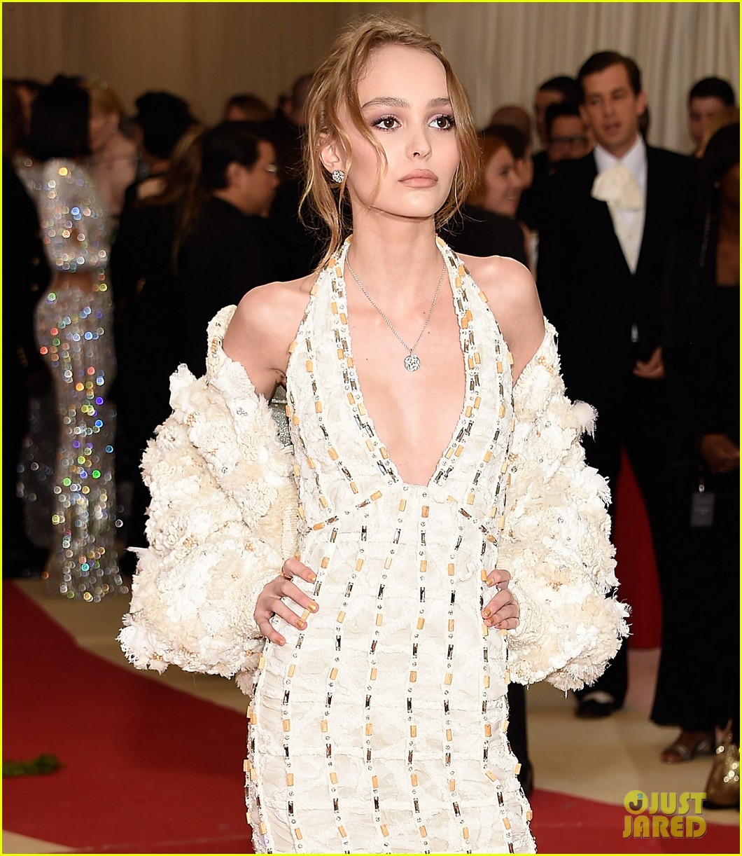 lily-rose-depp-makes-her-met-gala-red-carpet-debut-03