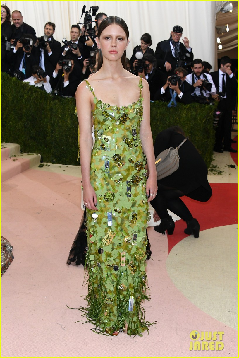 mia-wasikowska-mia-goth-stacy-martin-2016-met-gala-04