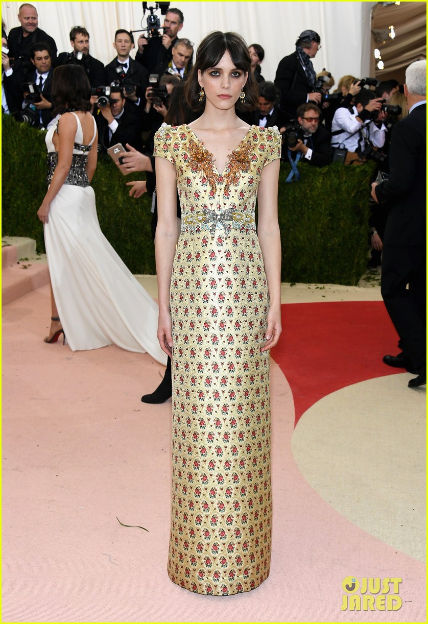 mia-wasikowska-mia-goth-stacy-martin-2016-met-gala-05